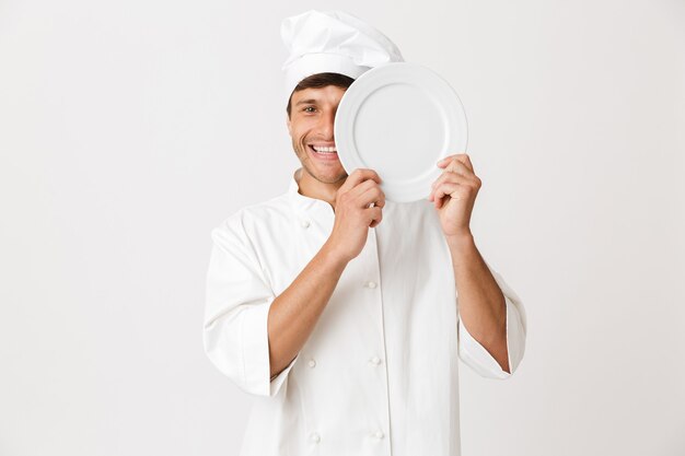 Uśmiechający się kucharz z talerzem